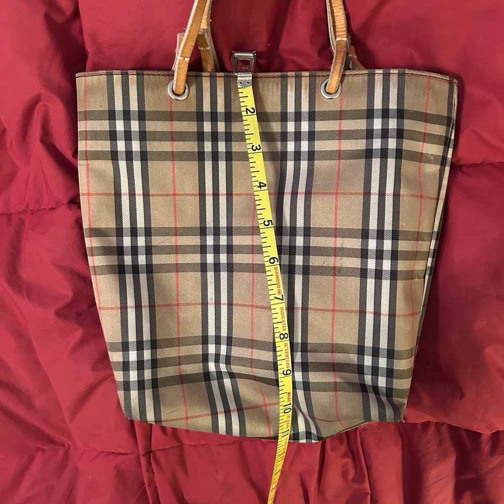 Burberry London nylon tote
Approx. 10.5x9x3.5
Cute for on the go
Made in Italy - Picture 10 of 12
